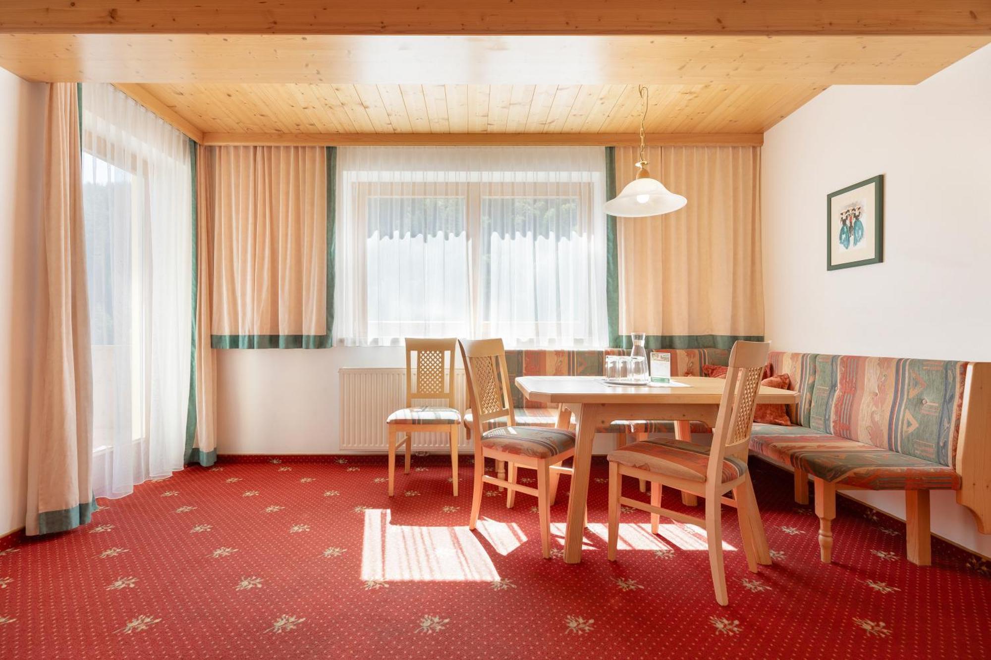 Hotel Pinzger ทักซ์ ภายนอก รูปภาพ