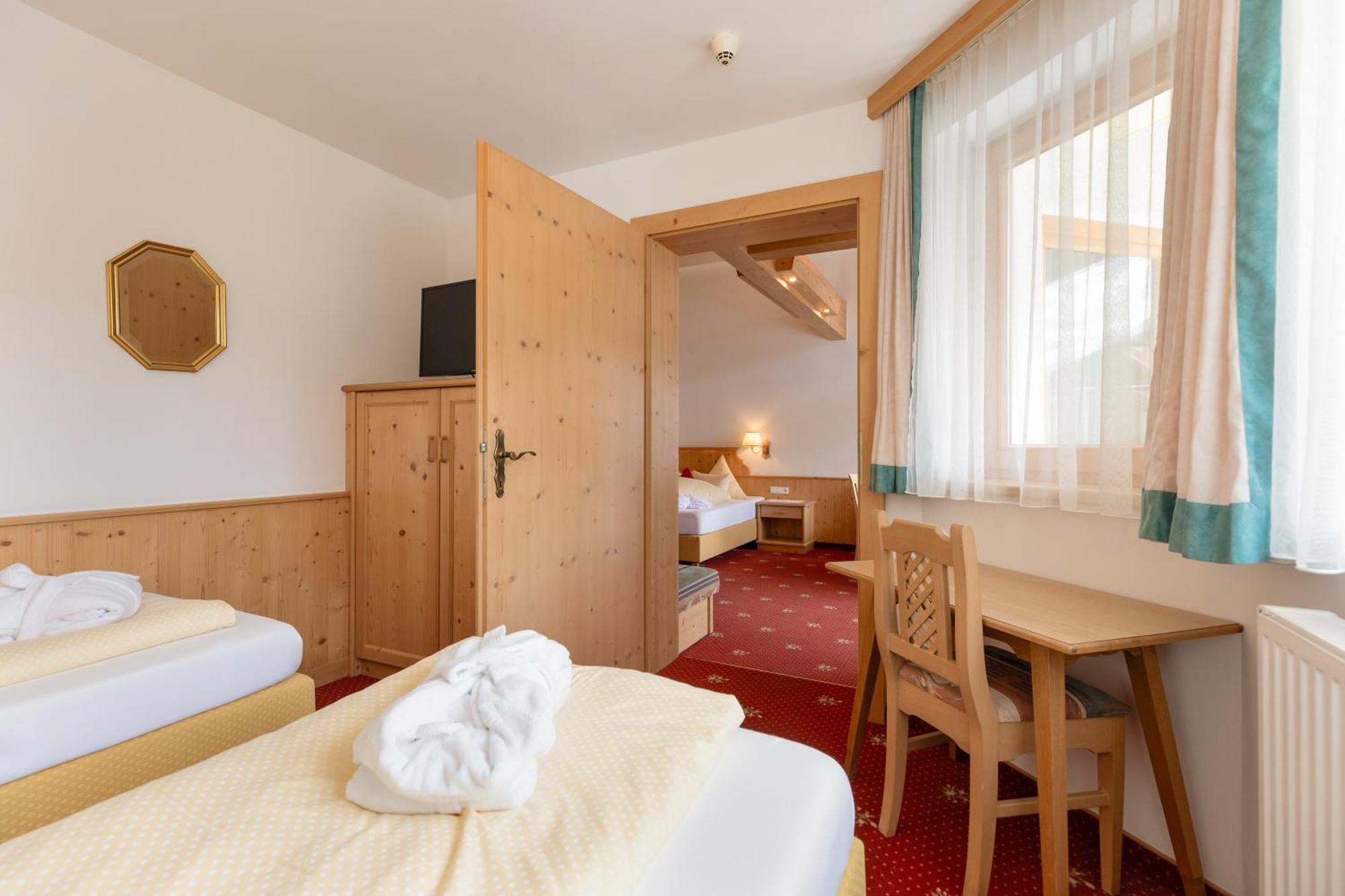 Hotel Pinzger ทักซ์ ภายนอก รูปภาพ