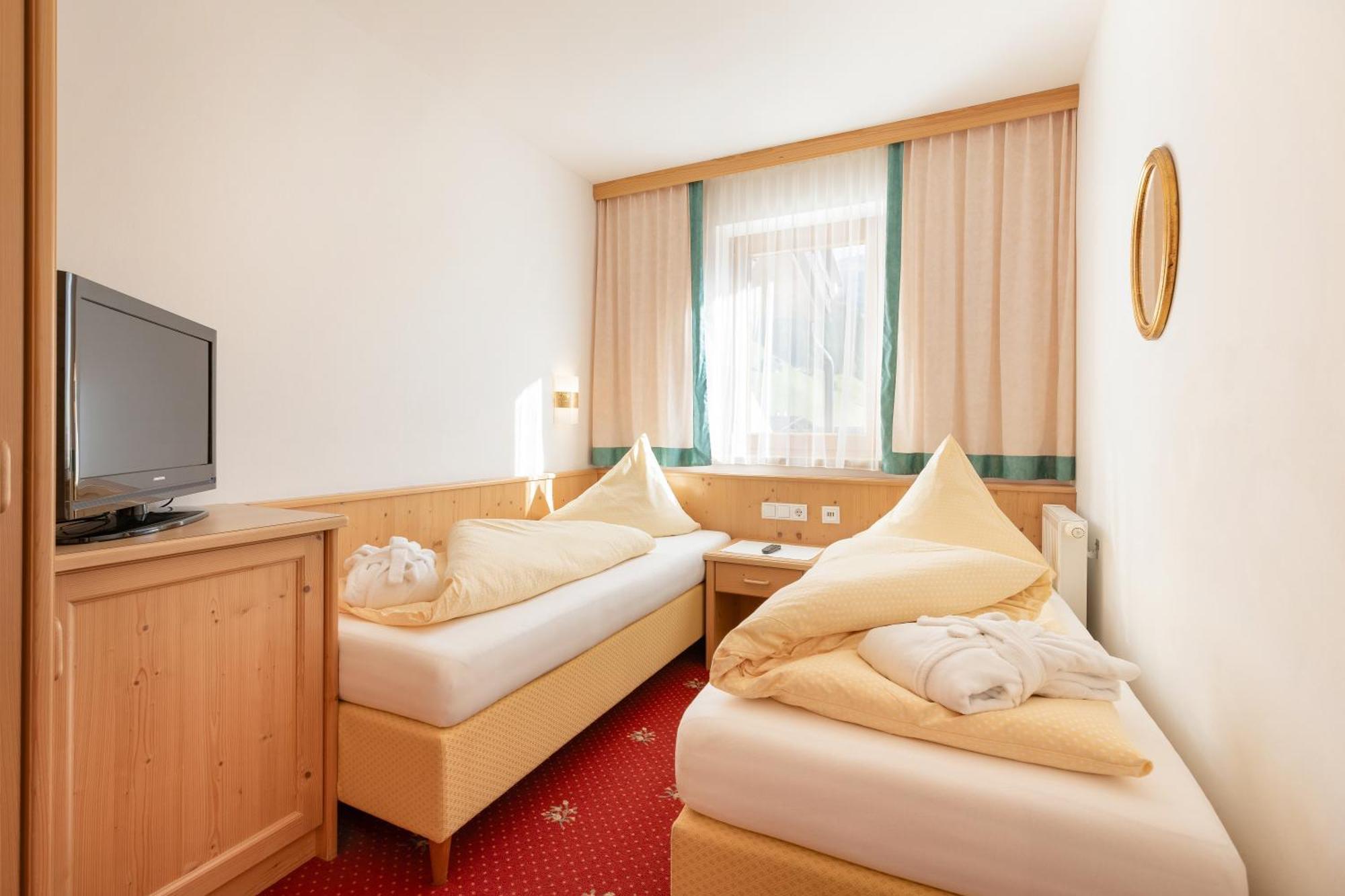 Hotel Pinzger ทักซ์ ภายนอก รูปภาพ