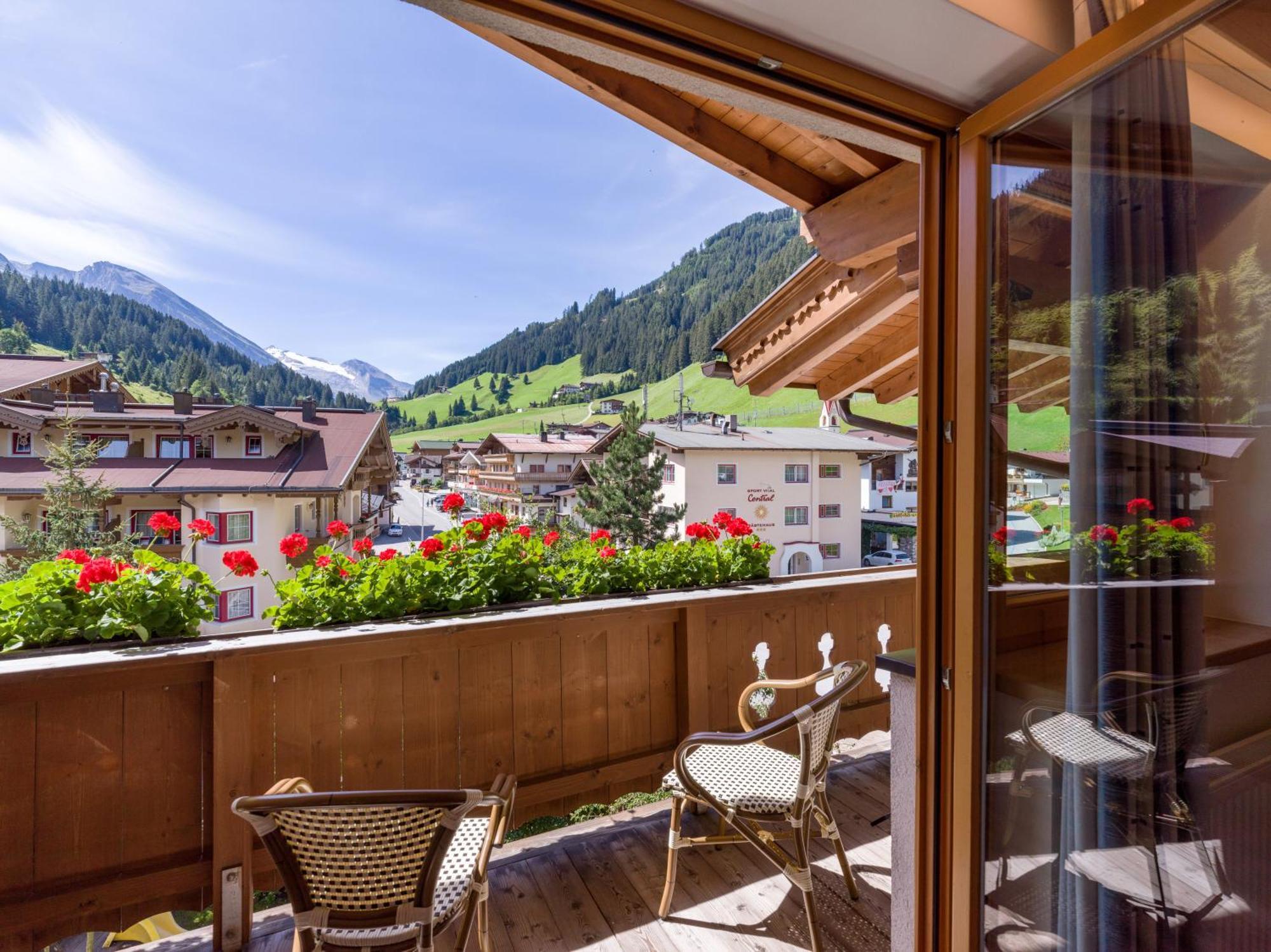 Hotel Pinzger ทักซ์ ภายนอก รูปภาพ